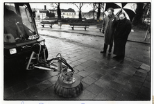 402525 Afbeelding van een schoonmaakactie van de gemeente Utrecht met een bezemwagen op het Westplein te Utrecht, met ...